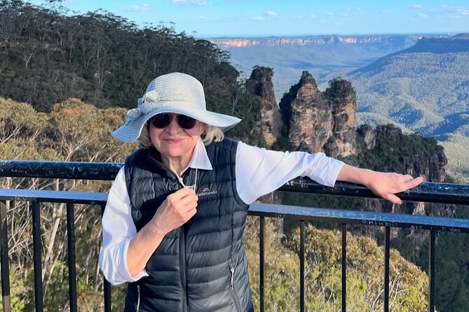 Blue Mountains Private Tour & Scenic World Included - Cockatoos provide a lively pause in Katoomba