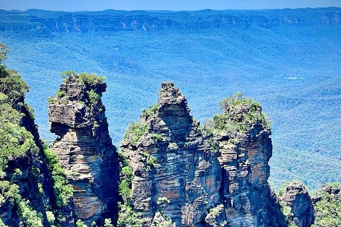 Blue Mountains Small Group Tour w/optional Scenic World & Lunch - Lincoln’s Rock and the blue haze of Jamison Valley