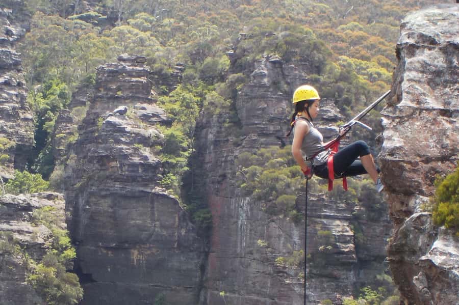 Blue Mountains: Spectacular Half Day Abseiling Adventure - Taking on the 30-metre overhanging cliff