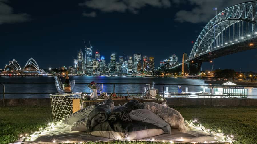 Luxury Picnic for 2 with Sydney Harbour Views at Kirribilli - A two-hour picnic with Sydney’s best backdrop