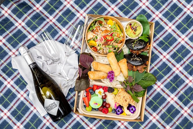 Picnic in the Royal Botanic Gardens for 2 - Picking up the hamper at Botanic House