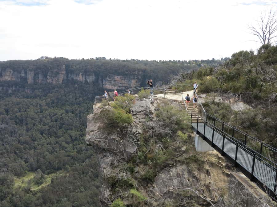 Sydney: Blue Mountains Wildlife & Bushwalk Small-Group Tour - Entering the Blue Mountains on foot