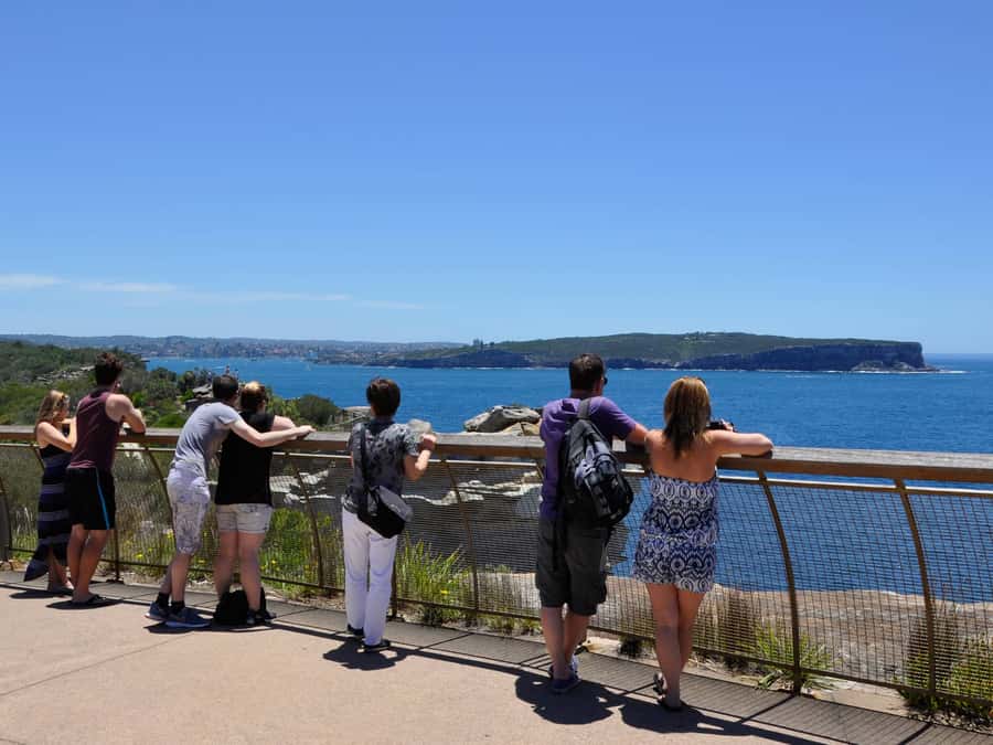 Sydney: City Highlights Guided Bus Tour - Finding the fountain at Hyde Park