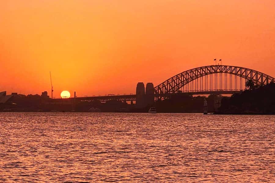 Sydney: Golden Glow Sunset Harbour Cruise with 1 Drink - The Opera House, Bridge, Luna Park, and Barangaroo