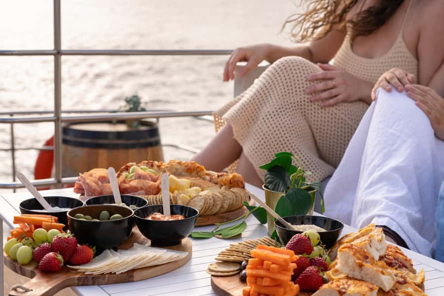 Sydney: Golden Glow Sunset Harbour Cruise with 1 Drink - Finding Aquarium Wharf without a sign