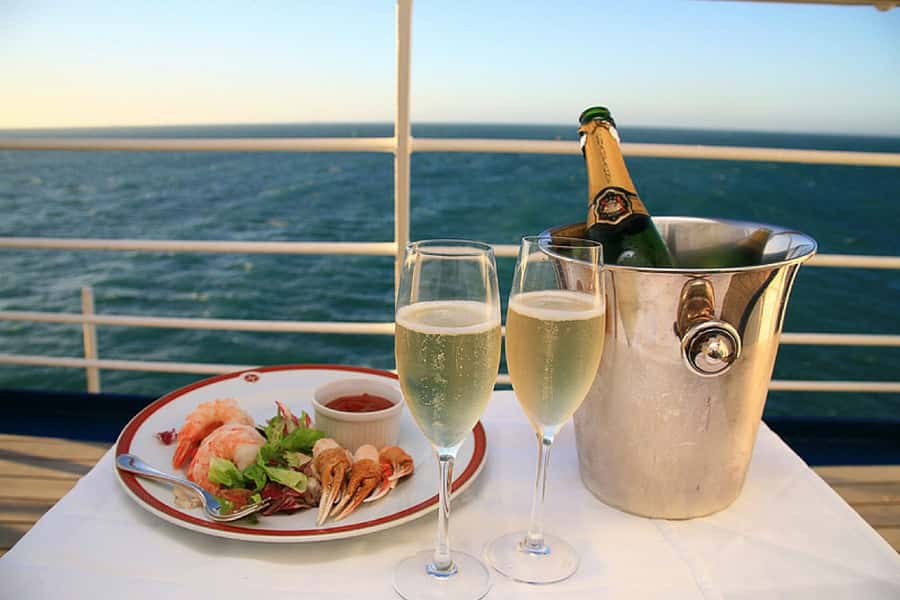 Sydney Harbour: 3-Hour Lunch Cruise with Live Music - Five minutes to get oriented on the harbour