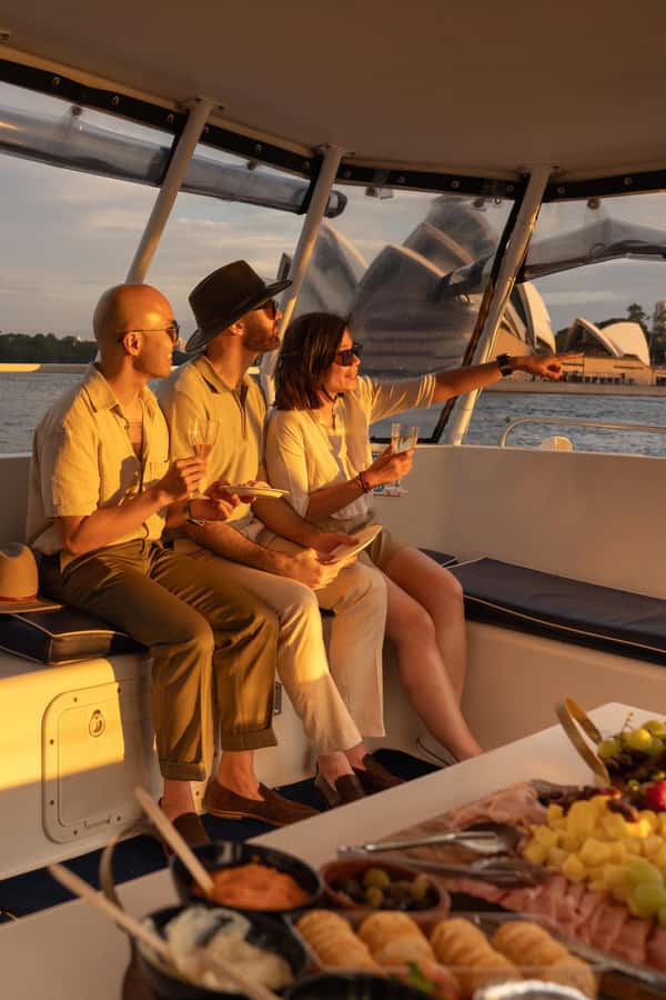 Sydney Harbour: Sunset Catamaran Cruise - The first views: Opera House and Circular Quay
