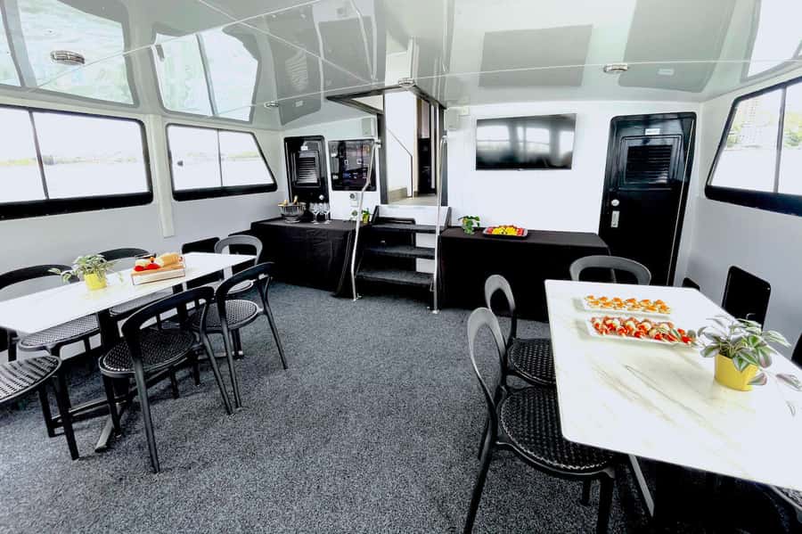 Sydney: Intimate Vivid Harbour Cruise with Canapes - Crew service and the atmosphere onboard